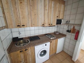 Frigorífico, microondas, horno y placa de cocina