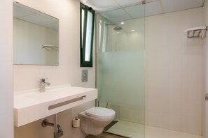 Douche, sèche-cheveux, serviettes fournies