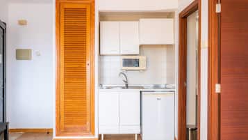 Frigorífico, microondas, placa de cocina y utensilios de cocina