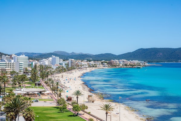 Una playa cerca