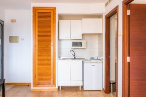 Refrigerador, microondas, placa de cocina, utensilios de cocina