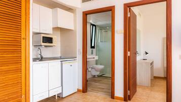 KjĂžleskap, mikrobĂžlgeovn, kokeplater og kjĂžkkenutstyr