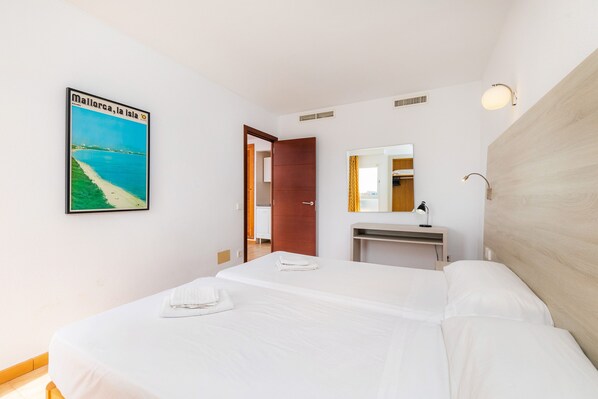 1 bedroom, free WiFi, bed sheets - Holiday Home 'Apto Con Terraza 401' with with Shared Pool, Private Terrace and Air Conditioning (Cala Millor)