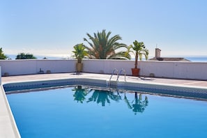 A rooftop swimming pool with clear blue water, surrounded by white walls and potted plants. - Apartment 'Los Robles ' with Sea View, Wi-Fi and Air Conditioning (Nerja)
