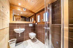 Douche, articles de toilette gratuits, sĂšche-cheveux