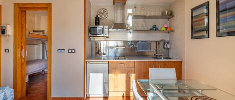 Réfrigérateur, micro-ondes, plaque de cuisson, cafetière/bouilloire