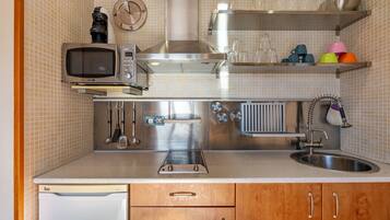 Jääkaappi, mikroaaltouuni, liesi, kahvin-/teenkeitin