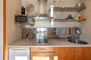 Fridge, microwave, stovetop, coffee/tea maker - Apartment 'Diseño A Pie De Pista' with Mountain View and Wi-Fi (Monachil)