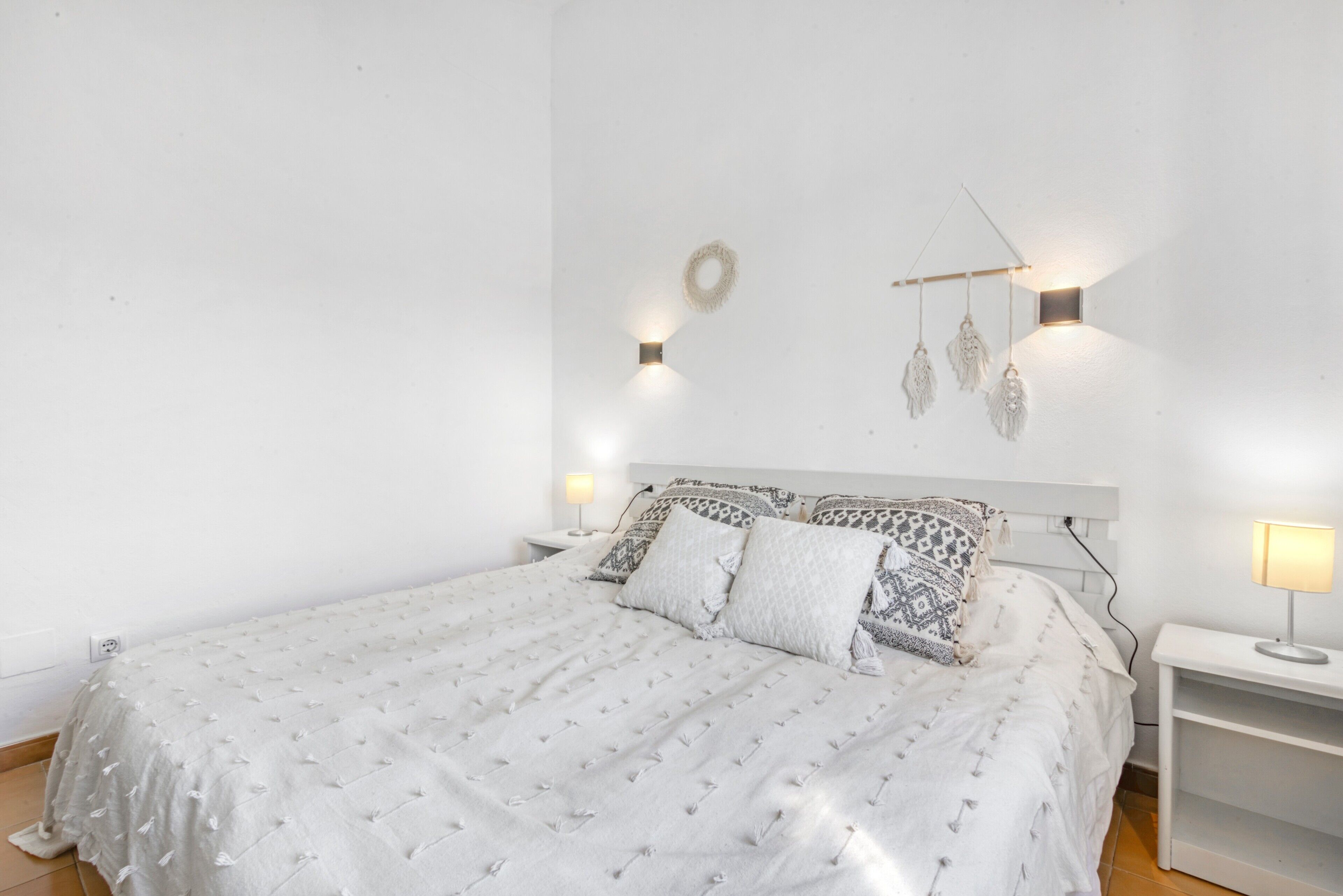 2 dormitoris, planxa i posts de planxar i roba de llit 