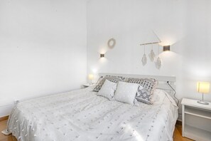 2 soverom, strykejern/-brett og sengetøy