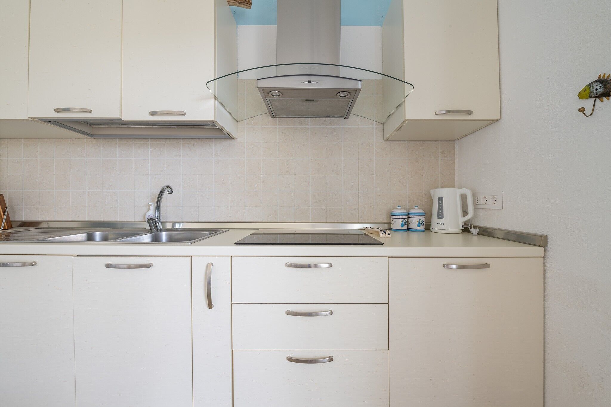 Réfrigérateur, micro-ondes, plaque de cuisson, lave-vaisselle