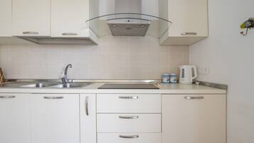 Réfrigérateur, micro-ondes, plaque de cuisson, lave-vaisselle