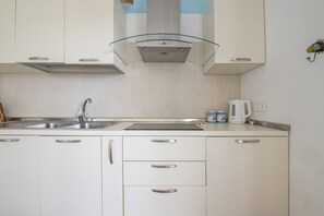 Refrigerador, microondas, placa de cocina, lavavajillas