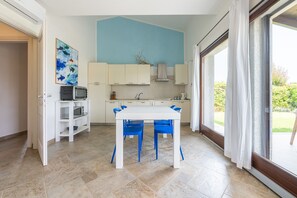 Refrigerador, microondas, placa de cocina, lavavajillas