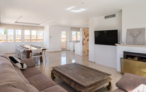 Televisio, takka, suoratoistopalvelut