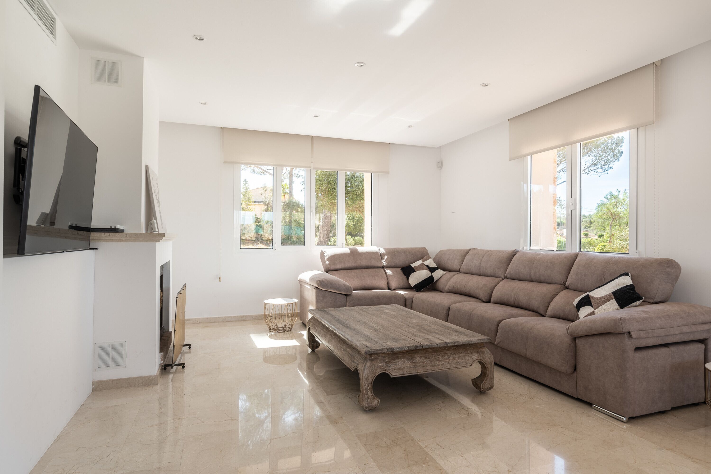 TV, fireplace, streaming services