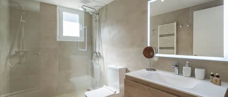 Baignoire, sĂšche-cheveux, serviettes fournies