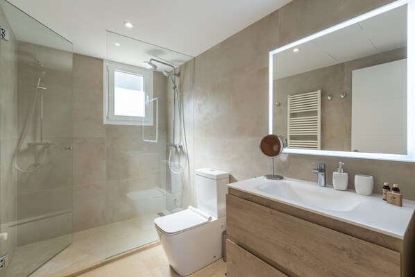 Bathtub, hair dryer, towels