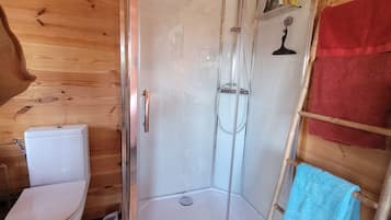 Een haardroger, handdoeken