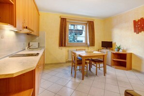 Fridge, microwave, stovetop, electric kettle - Apartment 'Al Bait Da Marangona 2' with Mountain View, Shared Garden and Wi-Fi (Livigno)