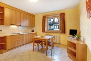 ثلاجة، ميكروويف، موقد طهي مسطح، غلّاية كهربائية