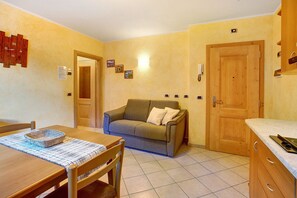 Interior - Apartment 'Al Bait Da Marangona 2' with Mountain View, Shared Garden and Wi-Fi (Livigno)