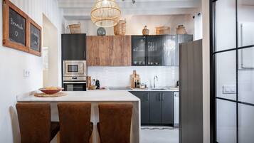 Frigorífico, microondas, horno y placa de cocina