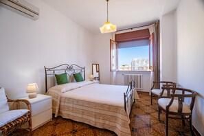 2 makuuhuonetta, silitysrauta/-lauta, vuodevaatteet