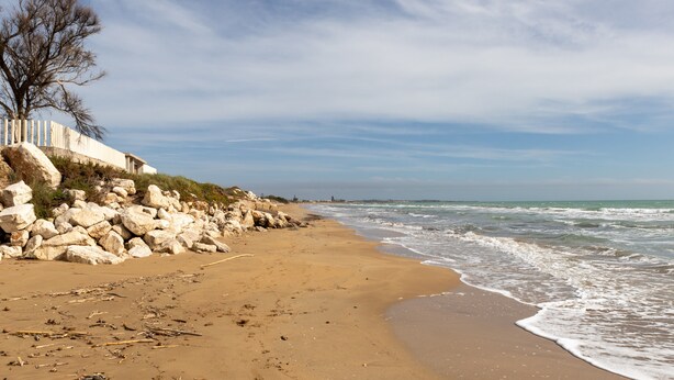 A sandy beach with a rocky breakwater, ocean waves, and a clear sky. - Apartment 'Brezza Marina In Oasi Del Mare' with Sea View and Wi-Fi (Granelli)