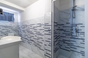 Een douche, een haardroger, handdoeken