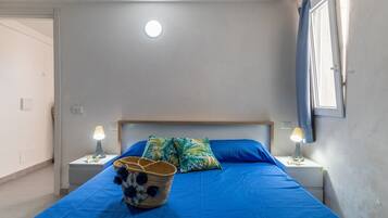 1 habitación, tabla de planchar con plancha, wifi gratis y ropa de cama