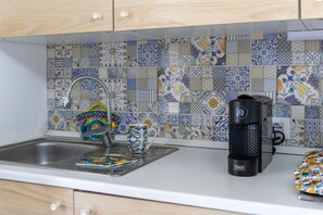 Refrigerador, microondas, placa de cocina, cafetera/tetera