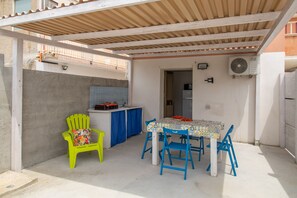 Outdoor dining - Apartment 'Brezza Marina In Oasi Del Mare' with Sea View and Wi-Fi (Granelli)