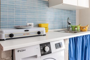 Fridge, microwave, stovetop, coffee/tea maker - Apartment 'Vela Bianca In Oasi Del Mare' with Sea View, Wi-Fi and Air Conditioning (Granelli)