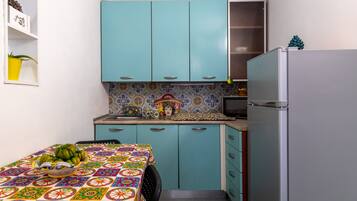 Geladeira, micro-ondas, cooktop, cafeteira/chaleira