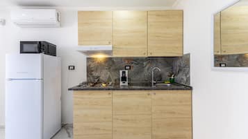 Refrigerador, microondas, placa de cocina, cafetera/tetera
