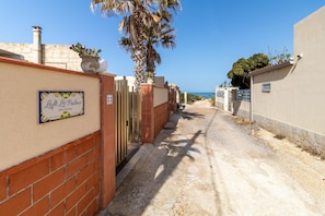 Property grounds - Holiday Home 'Loft Le Palme' with Private Terrace, Wi-Fi and Air Conditioning (Portopalo di Capo Passero)