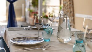 A table set for dining with a pitcher, glasses, and a plate. - Holiday Home 'Loft Le Palme' with Private Terrace, Wi-Fi and Air Conditioning (Portopalo di Capo Passero)