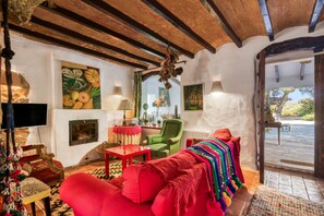 Televisión y chimenea 