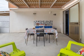Outdoor dining - Apartment 'Raggio Di Sole In Oasi Del Mare' with Sea View, Wi-Fi and Air Conditioning (Granelli)