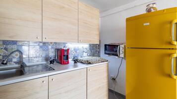 Frigorifero, microonde, piano cottura, macchina per tè/caffè