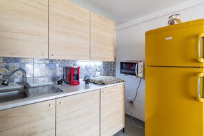 Réfrigérateur, micro-ondes, plaque de cuisson, cafetière/bouilloire