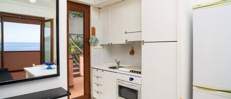 Frigorifero, forno, piano cottura, macchina per tè/caffè