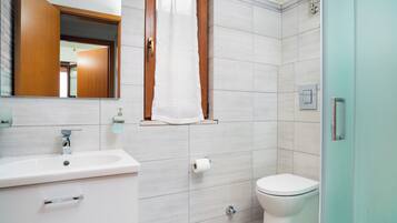 Douche, sĂšche-cheveux, serviettes fournies