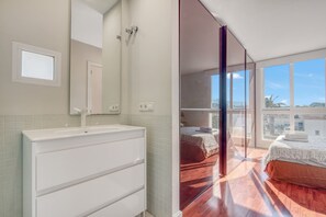 3 slaapkamers, een strijkplank/strijkijzer, gratis wifi, beddengoed