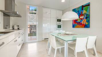 Køleskab, mikrobølgeovn, ovn, kogeplade