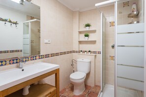 Douche, sèche-cheveux, serviettes fournies