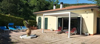 Villa 'Gloria Guest House' with Sea View, Wi-Fi and Air Conditioning