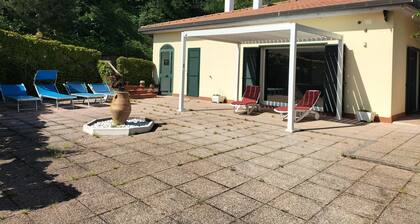 Villa „Gloria Guest House“ mit Meerblick, WLAN und Klimaanlage