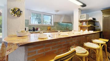 KĂŒhlschrank, Mikrowelle, Ofen, Herdplatte